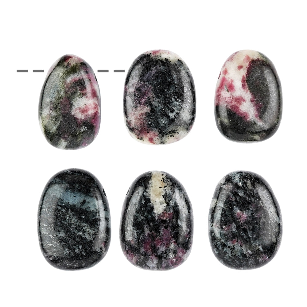 Trommelstein Eudialyt in Matrix gebohrt
