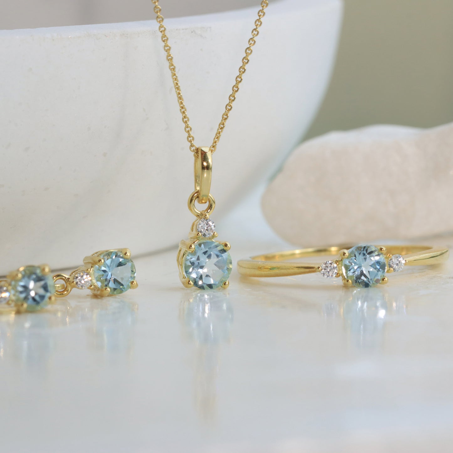Ohrhänger mit Blautopas und Zirkonia weiß Gold 333/000