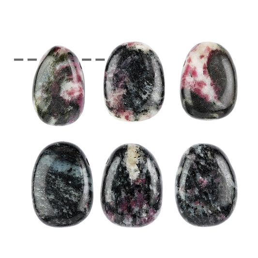 Trommelstein Eudialyt in Matrix gebohrt
