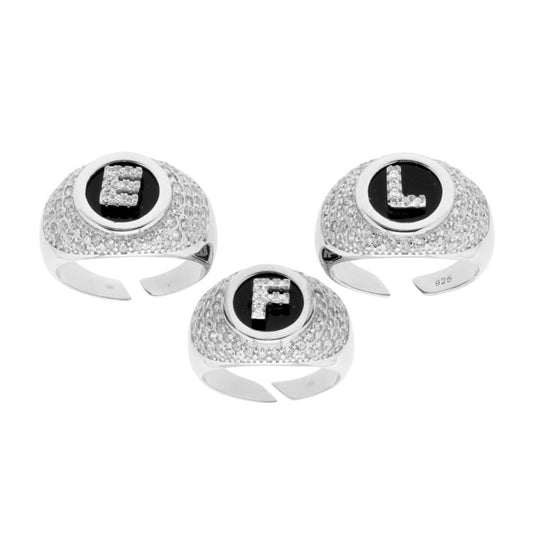 Ring mit breitem Band aus weißen Zirkonen, mit weißem Zirkon-Buchstaben auf schwarzem Hintergrund, aus 925er Silber rhodiniert. - MeinSchmuckShop