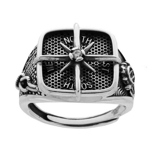 Herrenring Chevalier Quadrat mit Windrose und weißem Zirkon aus 925er Silber, rhodiniert und brüniert - MeinSchmuckShop