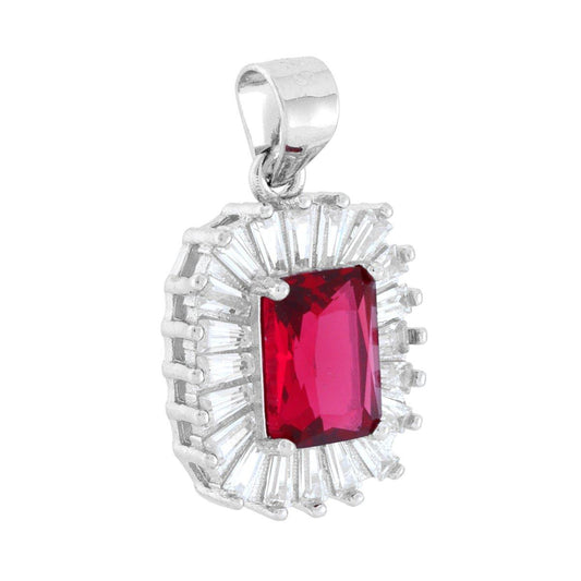 Rechteckiger Anhänger mit rubinrotem Cubic Zirconia, umrahmt von weißen trapezförmigen Cubic Zirconia, aus 925er Silber rhodiniert. - MeinSchmuckShop