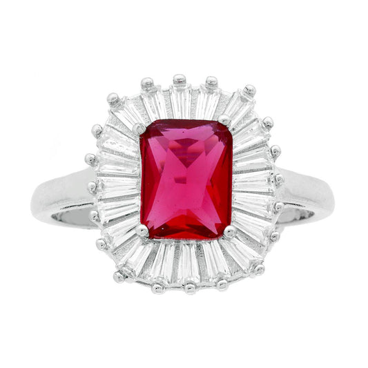 Rechteckiger Solitärring mit rubinrotem Cubic Zirconia, umgeben von weißen Trapez-Cubic-Zirkonia, aus Silber 925, rhodiniert galvanisch - MeinSchmuckShop