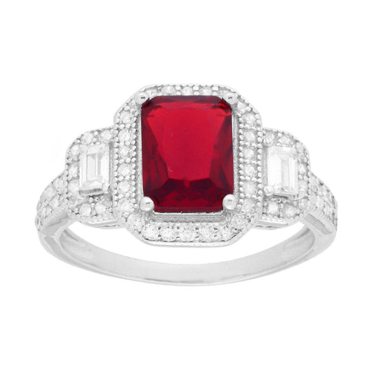Ring mit rechteckigem rubinroten Stein, umrahmt von weißen Cubic Zirconia-Baguetten, aus Silber 925 galvanisch rhodiniert. - MeinSchmuckShop