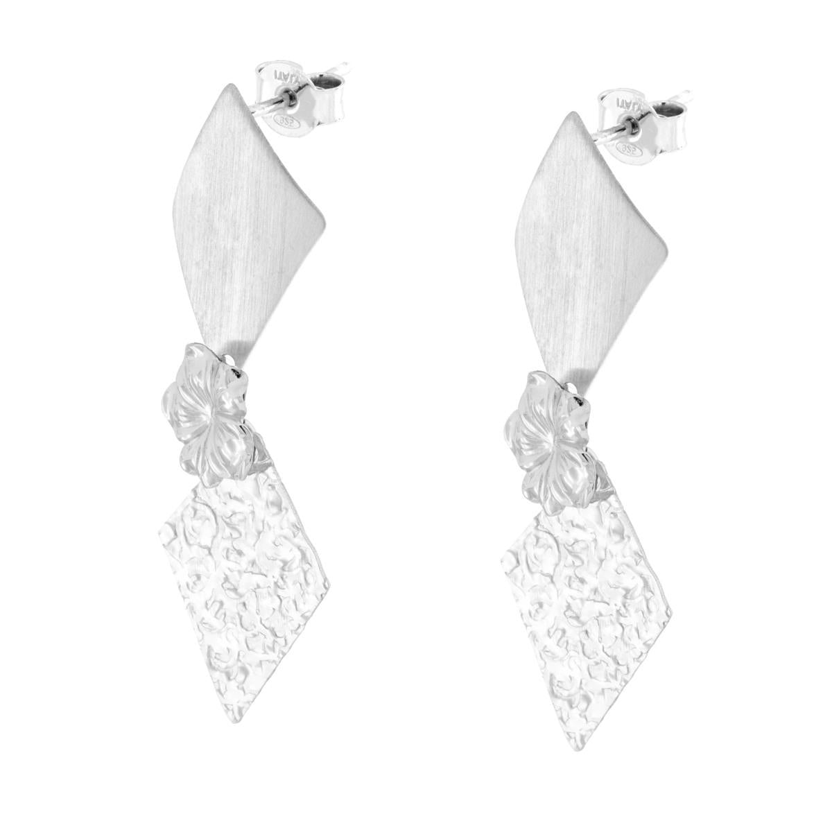 Ohrringe mit Blume und rhombusförmigen Anhängern, satiniert und gehämmert, aus 925er Silber, rhodiumbeschichtet. - MeinSchmuckShop