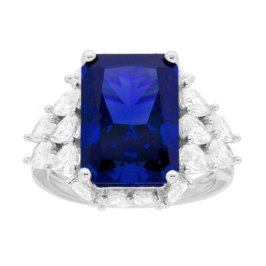 Ein Solitärring mit blauem Saphir, umgeben von weißen Cubic Zirconia-Tropfen, aus 925er Silber rhodiniert - MeinSchmuckShop