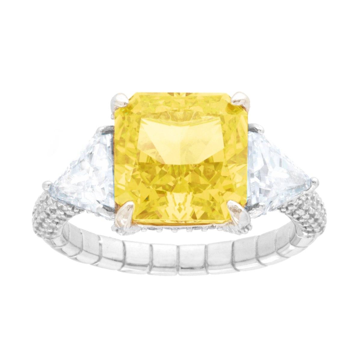 Solitärring mit quadratischem Citrinquarz, mit weißen Cubic Zirconia, dreieckig angeordnet, aus Silber 925, rhodiniert galvanisch - MeinSchmuckShop